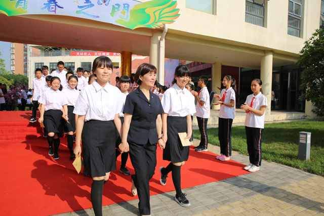 【第四届校园文化艺术节】浐灞欧亚中学隆重举行"向青春致敬"初2019届